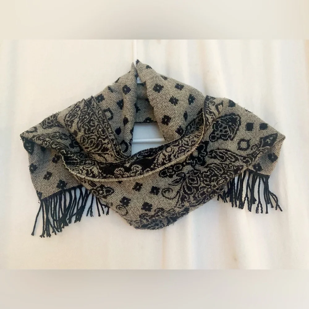 Soft Reversible Black & Tan Print Knit Scarf Size 34” x 12”